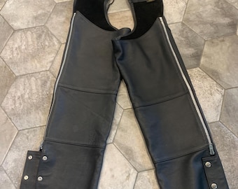 Harley Davidson, zwart leer, chaps, damesmaat L, uitstekende staat, als nieuw, tweedehands