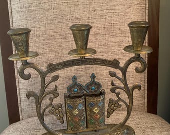 Vintage messing kandelaar met 3 kaarsenhouders, versierd met de Tien Geboden en druiven, gemaakt in Israël, tweedehands.