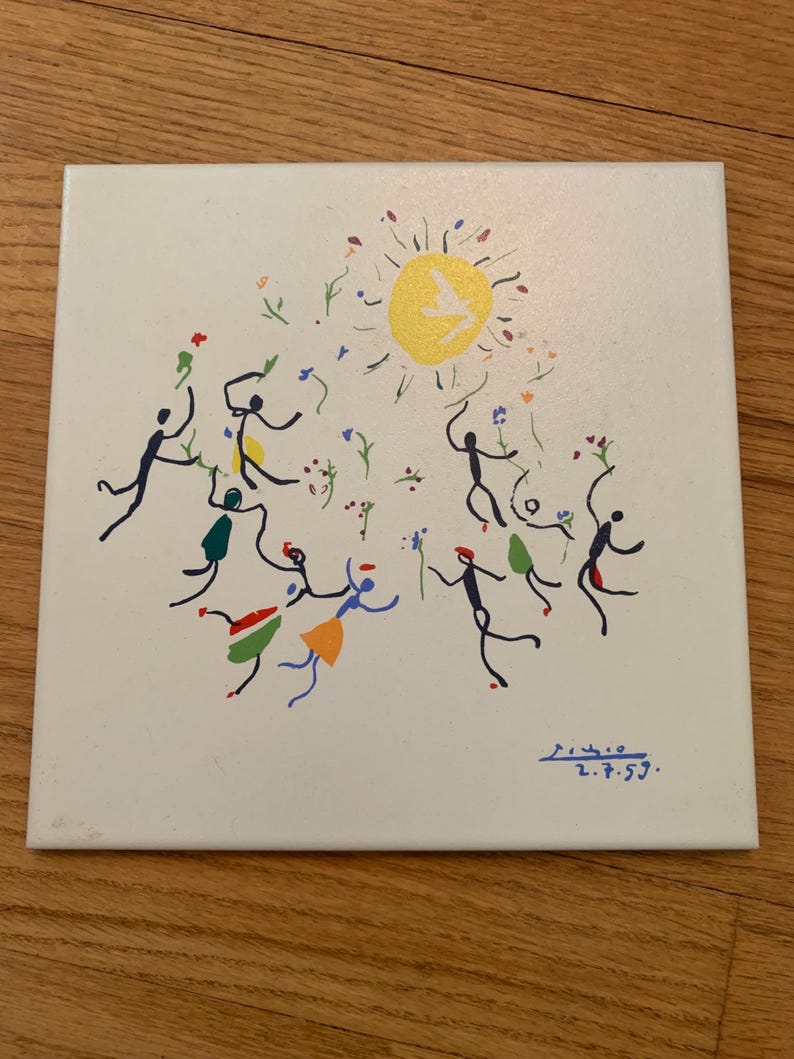 Pu&ograve; includere: Una piastrella di ceramica bianca con un dipinto colorato di figure stilizzate che ballano intorno a un sole giallo. La piastrella &egrave; firmata "Mir&oacute; 2.7.59."
