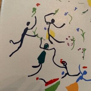 Pu&ograve; includere: Un dipinto astratto colorato con figure stilizzate e fiori. Le figure sono disegnate in nero e i fiori sono di vari colori, tra cui rosso, giallo, verde, blu e arancione.