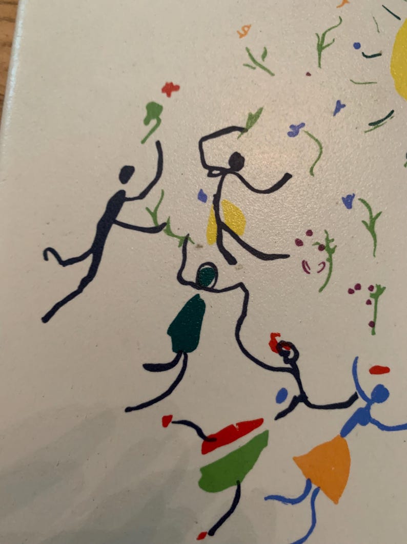 Pu&ograve; includere: Un dipinto astratto colorato con figure stilizzate e fiori. Le figure sono disegnate in nero e i fiori sono di vari colori, tra cui rosso, giallo, verde, blu e arancione.