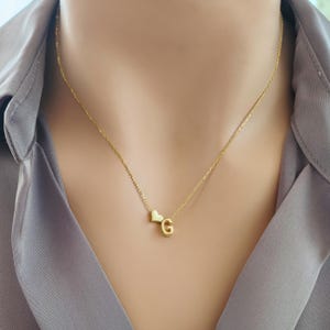 Colar minimalista de ouro maciço 14k com pingente de coração, colar com inicial 18k personalizada com coração, pingente de letra A a Z 10k personalizado
