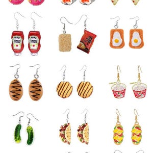 Puede incluir: Una colección de pendientes novedosos con motivos de comida. Los diseños incluyen donuts, sushi, porciones de pizza, botellas de ketchup, ramen, huevos fritos, galletas, tazas de fideos, pepinillos, tacos, rodajas de sandía, mazorcas de maíz, pollo asado y cafeteras.