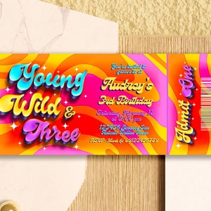 Convite de ingresso editável digital Young Wild e Three Canva Template - Festa de aniversário de 3 anos de menina - Convite com tema retrô dos anos 70