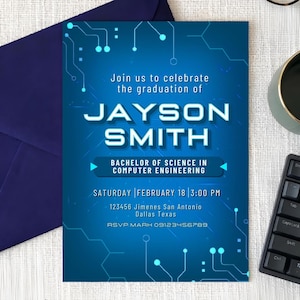 以下が含まれることがあります： 白い文字でJayson Smithの名前が書かれた青い卒業発表。コンピューターエンジニアリングの卒業、日付、時間、場所に関する詳細が含まれています。濃い青色の封筒が見えます。