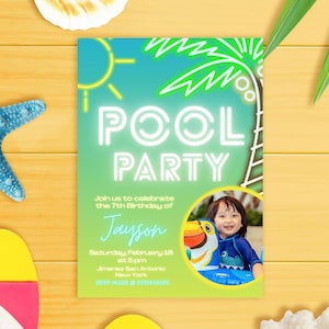 Peut inclure: Une invitation de fête de piscine vibrante avec un fond dégradé vert néon et bleu. Les mots "POOL PARTY" sont en grandes lettres blanches. L'invitation comprend les détails du 7e anniversaire de Jayson, avec une photo d'un enfant.