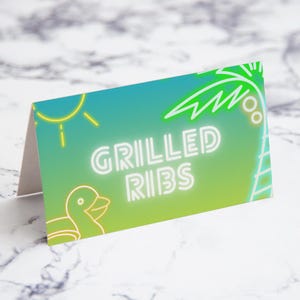 Modelo de rótulo digital editável para comida neon para festa na piscina no Canva - Cartão de mesa de aniversário para menino de verão - Verde-limão - Download instantâneo - Para impressão