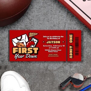 Könnte beinhalten: Eine rote Einladung im Ticketstil mit Football-Grafiken und dem Text "FIRST Year Down". Die Einladung enthält Details für eine Geburtstagsfeier mit dem Namen "JAYSON" und Veranstaltungsinformationen.