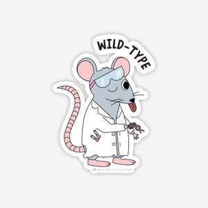 Könnte beinhalten: Ein Aufkleber mit einer grauen Maus, die einen weißen Laborkittel und eine blaue Schutzbrille trägt. Die Maus streckt die Zunge heraus, hält einen DNA-Strang und hat zwei Reagenzgläser in der Tasche. Der Text WILD-TYPE steht in schwarzen Buchstaben darüber.