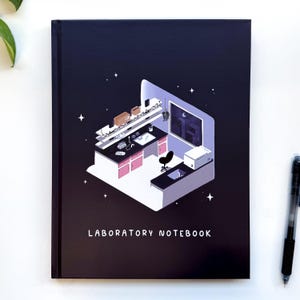 Könnte beinhalten: Ein schwarzes Notizbuch mit einer weißen und rosa Illustration eines Laborinnenraums. Die Illustration zeigt eine Spüle, eine Arbeitsplatte, einen Stuhl und ein Fenster mit Blick auf eine nächtliche Skyline. Der Text "LABORATORY NOTEBOOK" ist in weiß am unteren Rand des Notizbuchs gedruckt.