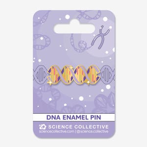 Peut inclure: Une broche en émail doré en forme de double hélice d'ADN avec des segments violets et multicolores, ornée de petites étoiles. La broche est fixée sur une carte de support violet clair avec l'inscription DNA ENAMEL PIN et SCIENCE COLLECTIVE.