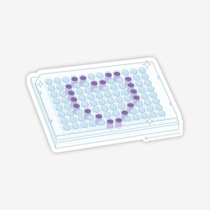 Könnte beinhalten: Ein Aufkleber mit einer rechteckigen Platte mit zahlreichen kleinen, runden Vertiefungen. Die Vertiefungen sind mit hellblauen und violetten Punkten gefüllt, die in Herzform angeordnet sind. Der Text "SCIENCE COLLECTIVE" ist unten rechts aufgedruckt.