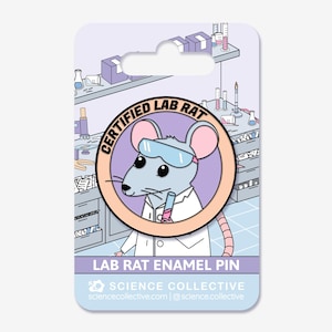 Pode incluir: Um broche de esmalte circular com um rato cinzento de desenho animado usando óculos de proteção azuis e um jaleco branco, segurando um tubo de ensaio com líquido rosa. O texto na borda diz CERTIFIED LAB RAT no cartão de suporte.