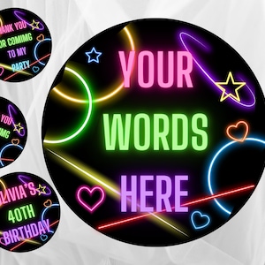 Puede incluir: C&iacute;rculos y l&iacute;neas de ne&oacute;n rosa, verde, amarillo y azul sobre fondo negro. El texto "YOUR WORDS HERE" est&aacute; en el centro del dise&ntilde;o. Esta es una pegatina imprimible para una fiesta.