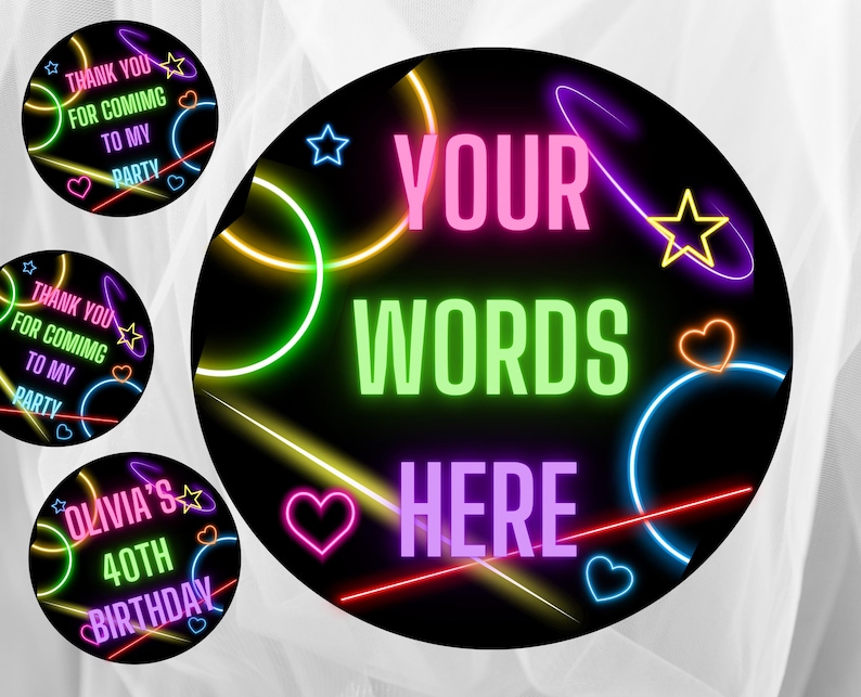 Puede incluir: C&iacute;rculos y l&iacute;neas de ne&oacute;n rosa, verde, amarillo y azul sobre fondo negro. El texto "YOUR WORDS HERE" est&aacute; en el centro del dise&ntilde;o. Esta es una pegatina imprimible para una fiesta.