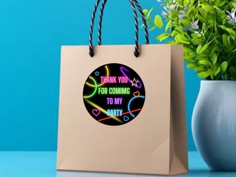 Puede incluir: Una bolsa de regalo de papel marr&oacute;n con una pegatina redonda que dice "Gracias por venir a mi fiesta". La pegatina tiene un dise&ntilde;o de ne&oacute;n con c&iacute;rculos y estrellas de colores.