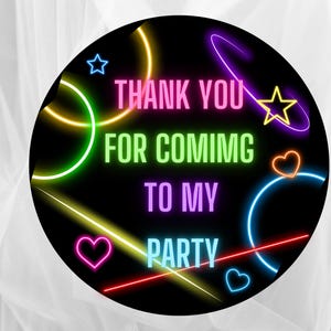 Puede incluir: C&iacute;rculos y l&iacute;neas de ne&oacute;n rosa, verde, azul y amarillo sobre un fondo negro con el texto "Gracias por venir a mi fiesta".