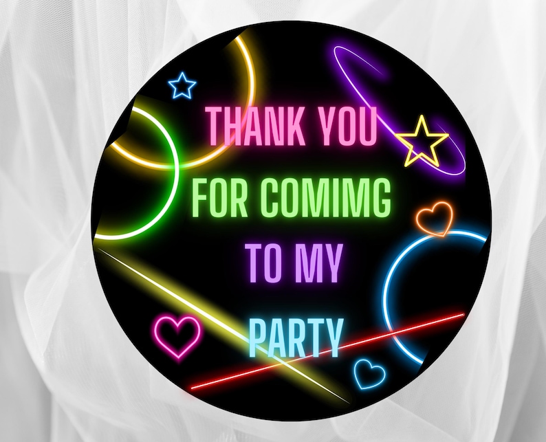 Puede incluir: C&iacute;rculos y l&iacute;neas de ne&oacute;n rosa, verde, azul y amarillo sobre un fondo negro con el texto "Gracias por venir a mi fiesta".