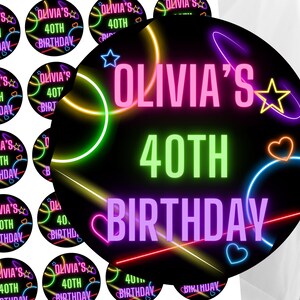 Puede incluir: Pegatinas circulares de color ne&oacute;n rosa, verde y azul que brillan en la oscuridad con el texto "Olivia's 40th Birthday".