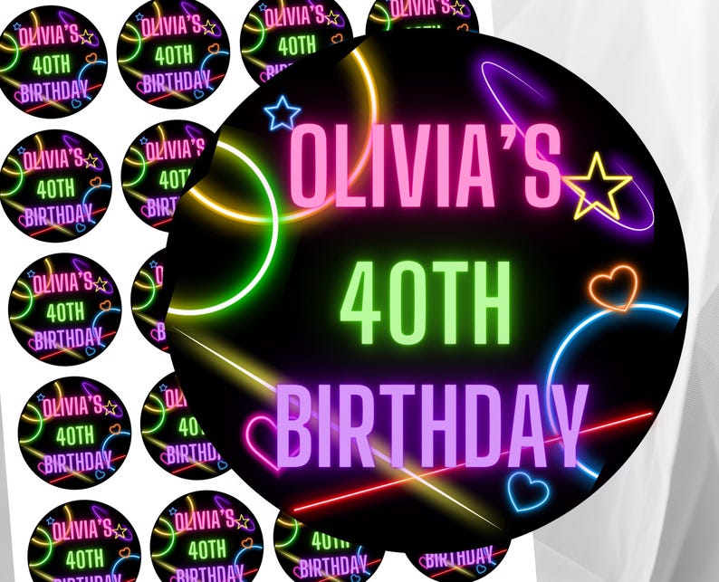 Puede incluir: Pegatinas circulares de color ne&oacute;n rosa, verde y azul que brillan en la oscuridad con el texto "Olivia's 40th Birthday".