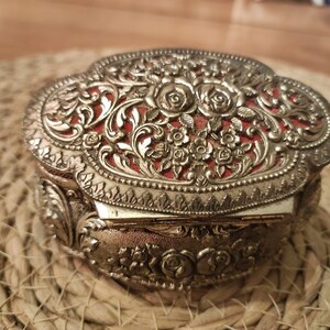 Old jewelry box image 3