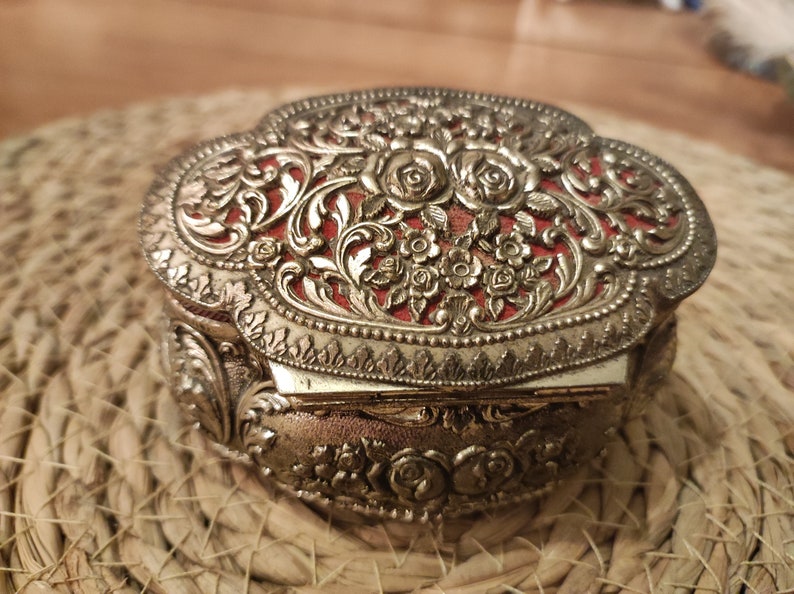 Old jewelry box image 3