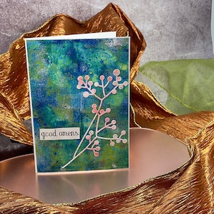 Handgemaakte wenskaart voor een vriend(in) | Goede voortekenen | Acrylverf op papier met bloemenelement | Europees A6-formaat