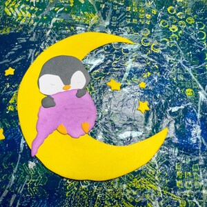 Pingouin rêveur endormi avec une couverture sur la lune - Découpes pour cartes faites main et scrapbooking, papier cartonné 300 g