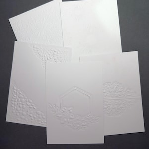 Cartoncino bianco goffrato vuoto da 10 pezzi da 300 g/m² - texture astratte, esagoni floreali, denti di leone, fiori - per biglietti fatti a mano e album