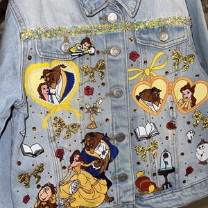 Puede incluir: Una taza de cerámica blanca con un asa negra y el texto "But First, Coffee" en negro, con una fuente de estilo manuscrito. La taza está sobre una superficie blanca.