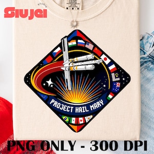 Puede incluir: Camiseta color crema con un diseño gráfico en forma de diamante con temática espacial. El gráfico incluye un cohete, banderas y el texto "PROJECT HAIL MARY". La camiseta también tiene el texto "PNG ONLY - 300 DPI".
