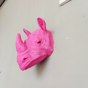 Decorazione murale 3D con rinoceronte rosa: il rinoceronte è sulla parete. Il rinoceronte sta visitando la tua casa. Decorazione fantastica per la cameretta dei ragazzi. Non è un foglio di carta piegato.