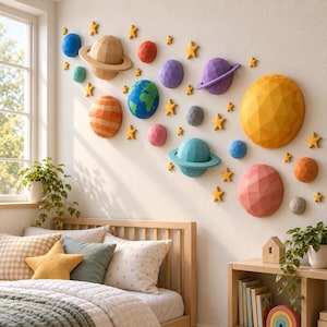 Könnte beinhalten: Eine Sammlung von dreidimensionalen Low-Poly-Wanddekorationen, die verschiedene Planeten, Monde und Sterne in mehreren Farben darstellen. Das Set enthält kugelförmige und beringte Himmelskörper in Blau-, Gelb-, Orange-, Lila- und Rosatönen.