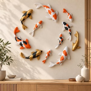 Può includere: Una collezione di dieci sculture di pesci koi montate a parete e disposte in un motivo circolare. I pesci presentano superfici geometriche sfaccettate in varie combinazioni di colori, tra cui bianco con macchie arancioni, oro massiccio e nero con accenti arancioni e bianchi.