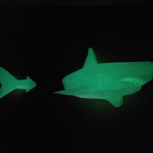 暗闇で光る3Dサメの壁飾り