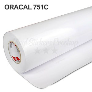 Puede incluir: Un rollo blanco de material adhesivo de vinilo Oracal 751C. El rollo est&aacute; parcialmente desenrollado, revelando el respaldo adhesivo blanco.