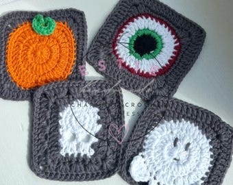 Op de afbeelding: Een bundel van vier haakpatronen voor Halloween granny squares. Ontwerpen omvatten een pompoen, een oogbal, een schedel en een spook, allemaal in grijs en wit. De tekst luidt "4 PDF-patronen met diagrammen" en "Halloween grannies".