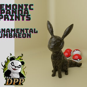 Puede incluir: Una figura de Pokémon Umbreon impresa en 3D de color negro con un diseño ornamentado. La figura está sentada sobre una superficie beige con varias Poké Balls rojas y blancas esparcidas a su alrededor. El texto "Demonic Panda Prints" y "Ornamental Umbreon" es visible en el fondo.