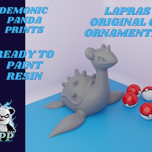 Könnte beinhalten: Graue 3D-gedruckte Lapras-Pokémon-Figur, bereit zum Bemalen. Die Figur steht auf einer blauen Oberfläche mit vier roten und weißen Pokébällen.