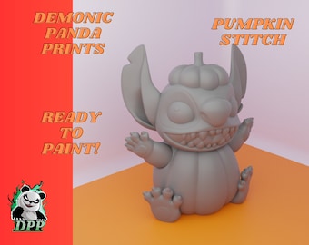 Może przedstawiać: Szara figurka Stitch w kształcie dyni, wydrukowana w 3D, gotowa do pomalowania. Figurka stoi na pomarańczowej powierzchni. Tekst "PUMPKIN STITCH" jest napisany na pomarańczowo nad figurką.