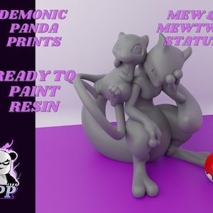Könnte beinhalten: Eine graue, unbemalte Resin-Statue von Mew und Mewtwo aus dem Pokemon-Franchise. Die Statue ist bereit zum Bemalen. Die Statue steht auf einer violetten Oberfläche mit roten Pokebällen.