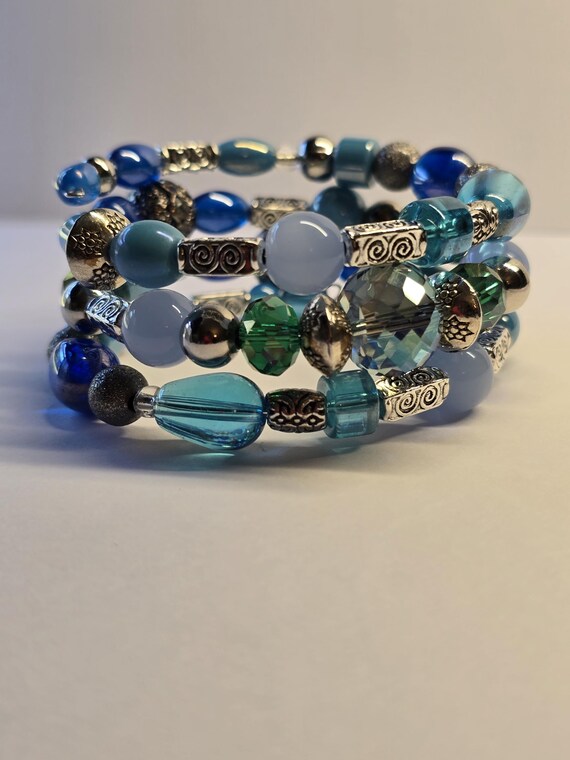 Memory wire bracelet, blue crystal bracelet, blue beads, crystal beads bracelet..