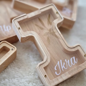 Hucha de madera personalizada con letras, decoración de habitación infantil, hucha con letras del alfabeto y pegatinas con nombres, regalo para niños