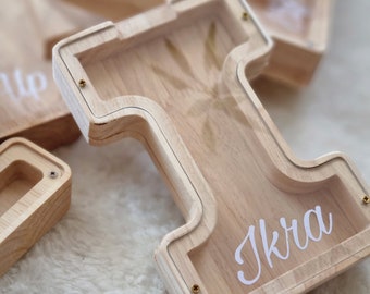 Salvadanaio con lettere in legno personalizzato, decorazione per la cameretta dei bambini, salvadanaio alfabetico con adesivi con nome, regalo per bambini