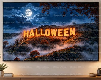 Puede incluir: Un cuadro rectangular que muestra un paisaje nocturno con el letrero naranja brillante HALLOWEEN sobre una colina. Una luna llena resplandece en un cielo azul oscuro y nublado sobre los árboles y la niebla en la base del monte.