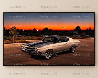 Peut inclure: Une voiture muscle car Chevrolet Chevelle SS argentée avec des bandes de course noires garée sur de l'asphalte. Le véhicule présente des pare-chocs chromés, des phares ronds et une calandre proéminente. Le ciel au coucher du soleil est orange.