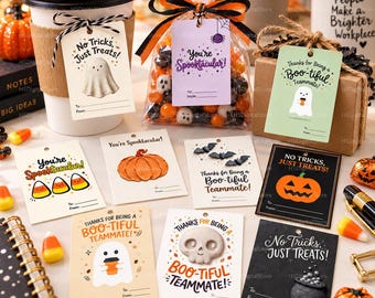 Puede incluir: Una colección de etiquetas de regalo rectangulares para Halloween con varios diseños que incluyen fantasmas, calabazas, calaveras y murciélagos. Las etiquetas muestran frases como No Tricks Just Treats, You're Spooktacular y Thanks for Being a Boo-tiful Teammate.