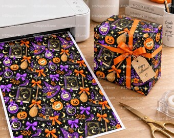 Puede incluir: Una hoja de papel con un patrón de Halloween que incluye sombreros de bruja, escobas, pociones, calabazas y libros de hechizos sobre un fondo negro con estrellas. Un regalo envuelto en el mismo papel con un lazo naranja está al lado.