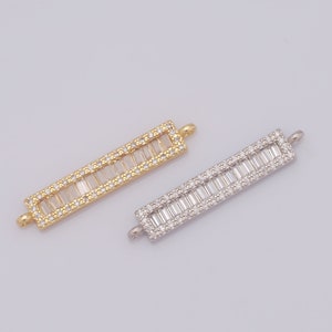 Puede incluir: Dos conectores de joyería rectangulares con un diseño de baguette de cristal transparente. Un conector es dorado y el otro plateado.