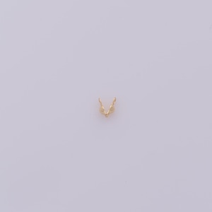Peut inclure: Un petit &eacute;l&eacute;ment de bijouterie dor&eacute;, probablement une b&eacute;li&egrave;re ou un connecteur, sur fond blanc uni. La pi&egrave;ce a une forme de V avec deux boucles s'&eacute;tendant vers le haut et une petite perle &agrave; la base.
